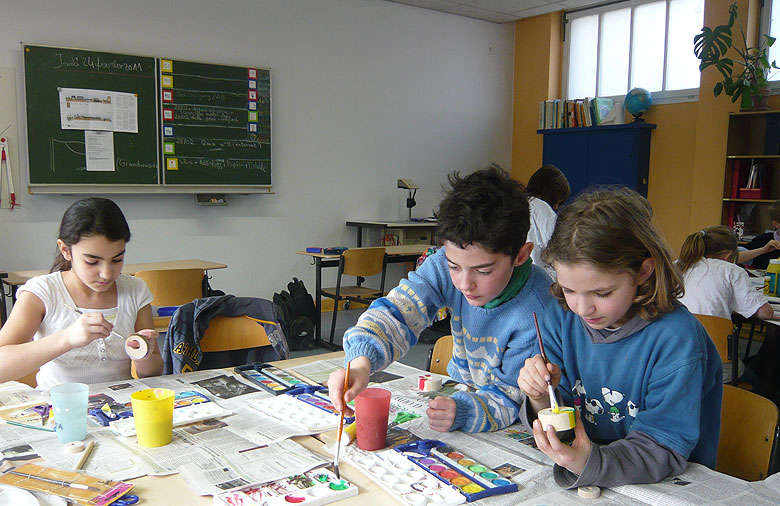 Das Bild zeigt Schüler an einer deutschen Schule während der Gruppenarbeit zum Thema Spielkulturen. Foto: Heide Wegat