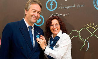 Oberbürgermeister Jürgen Nimptsch und Ute Lange zeigen sich „Engagiert!“.