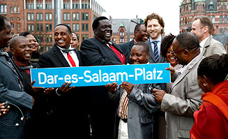 Oberbürgermeister Dr. Didas Massaburi präsentierte mit seiner Delegation den Dar-es-Salaam-Platz in der HafenCity.
