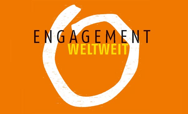 Das Logo von Engagement Weltweit. Ein weißer Kringel auf orangenem Hintergrund.