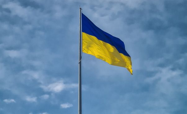 Die ukrainische Flagge vor einem blauem Himmel.