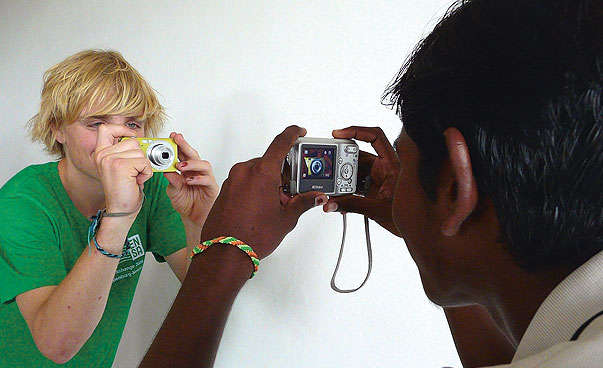 Pupils from Germany and India take photos of each other.