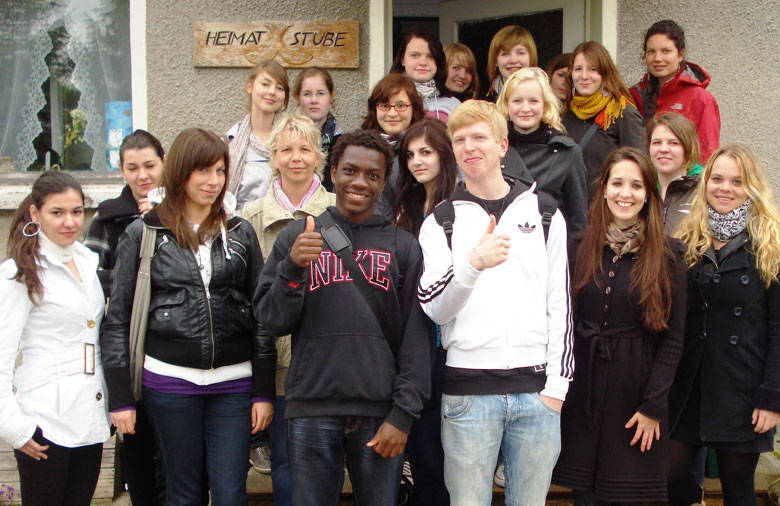 Das Bild zeigt eine Gruppe von Jugendlichen, die aktive Tilnehmer des Chat der Welten sind.