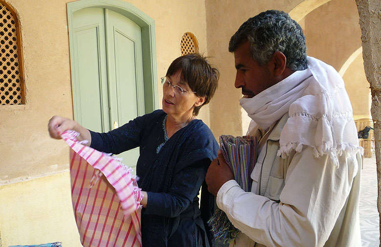 Eine Projektteilnehmerin vom SES in Ägypten in Gespräch mit einem Kollegen vor Ort. Foto: SES