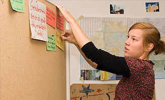 Eine Schülerin benutzt während eines Seminars die Pinwand.