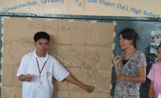 Schulbegegnung in 2007 zwischen der Theodor-Fontane Gesamtschule in Burg / Spreewald,  und der San-Miguel-National-High-School, in Puerto Princesa auf den Philippinen.