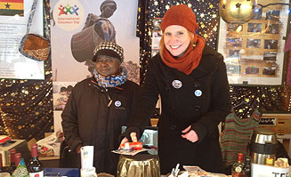 Zwei UN-Volunteers auf dem Bonner Weihnachtsmarkt