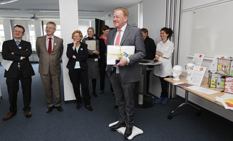 Staatssekretär Hans-Jürgen Beerfeltz auf seiner Reise durchs Weltall.