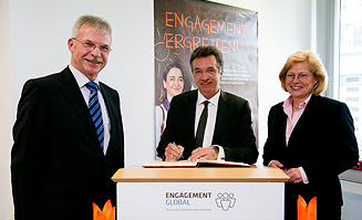 Staatssekretär Dr. Friedrich Kitschelt trägt sich in das Gästebuch von Engagement Global ein. Foto: Barbara Frommann
