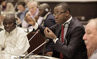 Yankhoba Diatara, stellvertretender Bürgermeister der Stadt Thiès in Senegal im Gespräch.