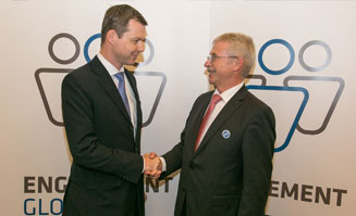 Herzlich begrüßten sich der Parlamentarische Staatssekretär Thomas Silberhorn und Bernd Krupp, Geschäftsführer von Engagement Global.