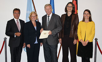 Gruppenfoto von Staatssekretär Dr. Kitschelt, Geschäftsführerin Gabriela Büssemaker, Klaus-Jürgen Hedrich, Heike Spielmans, Birgit Pickel
