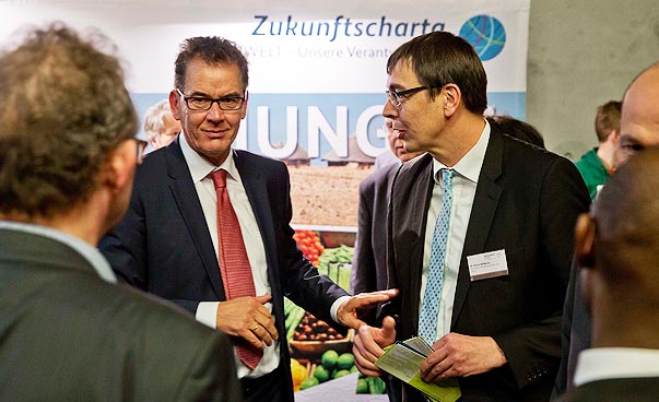 Bundesminister Dr. Gerd Müller im Gespräch mit Dr. Stefan Wilhelmy von der SKEW.