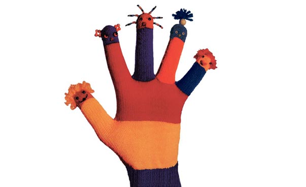 Das Bild zeigt eine Hand mit einem mehrfarbigen Fingerhandschuh.