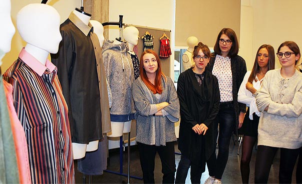 Ein paar junge Frauen stehen neben Modepuppen. Foto: Ina Köhler
