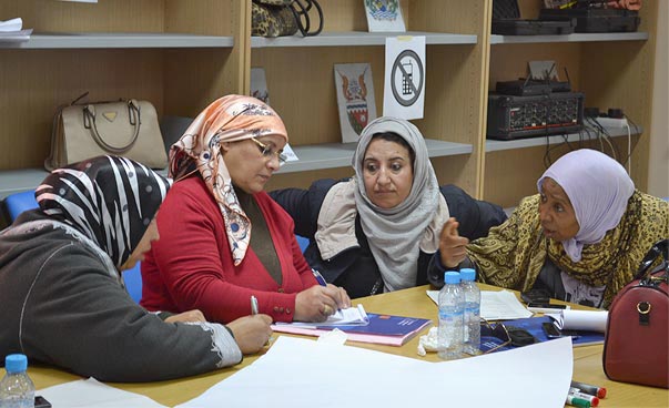 Vier marokkanische Frauen sitzen bei einem Workshop zusammen.