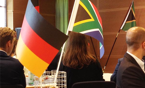 Eine deutsche und eine südafrikanische Flagge.