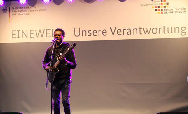 Der Gewinner des Afrika-Sonderpreises vom EINE WELT Songcontest 2015, Ezekiel Nikiema, singt sein Lied auf der Bühne.