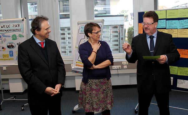Herr Dr. Kreuter, Frau Krug und Herr Fuchtel stehen beisammen. Foto: Lea Ferno