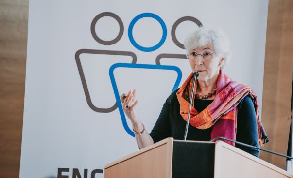 Karin Nordmeyer, Vorsitzende des Nationalen Komitees Deutschland e.V. der UN Women spricht an einem Rednerpult.