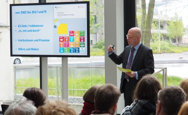 Prof. Dr. Günther Bachmann, Generalsekretär des Rats für Nachhaltige Entwicklung, hält einen Vortrag vor Publikum.