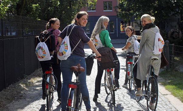 Fünf Frauen stehen mit Fahrrädern undblicken über die Schulter in die Kamera. Foto: Engagement Global
