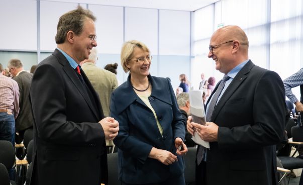 Dr. Jens Kreuter von Engagement Global, Dr. Doris Witteler-Stiepelmann vom Bundesentwicklungsministerium und Reinhard Limbach, Bürgermeister der Stadt Bonn, unterhalten sich.