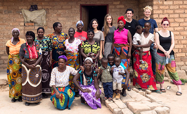 Die Frauen aus der Selbsthilfegruppe auf dem Land in der Nähe von Choma zusammen mit den YouTuberinnen und YouTubern. Foto: Gemeinsam für Afrika