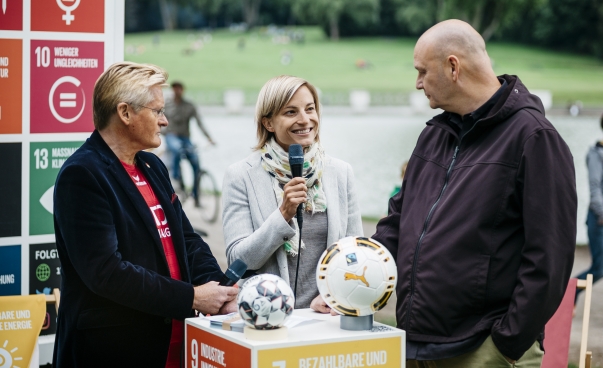 Stadionsprecher des 1. FC Köln Michael Trippel, Susanne Gaerte, Referentin Sport für Entwicklung beim Deutschen Olympischen Sportbund und Andreas Hennig von Engagement Global.