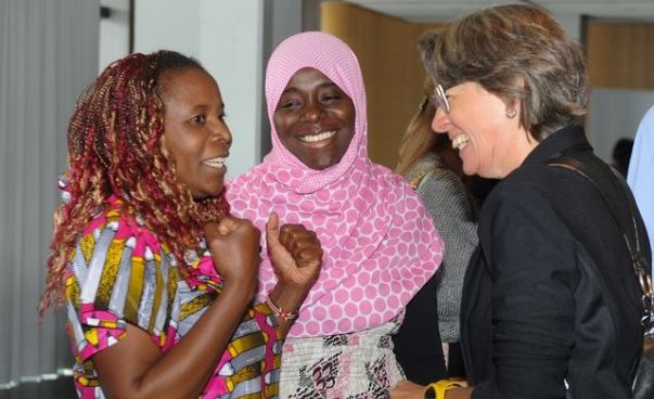 Drei Frauen lachen und unterhalten sich. Foto: Iris Maria Maurer / Engagement Global