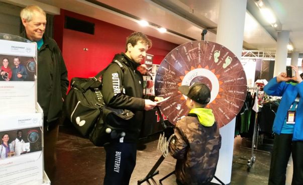 Timo Boll im Gespräch mit einem Fan am Stand von Engagement Global bei den Tischtennis German Open in Bremen. Foto: Engagement Global
