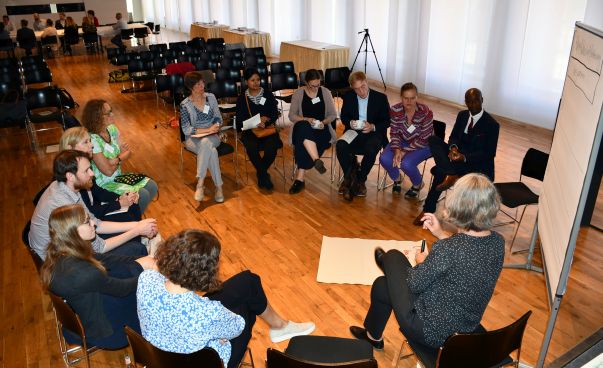 Die Teilnehmenden tauschten Ideen aus, wie die Landespolitik faire und nachhaltige internationale Wertschöpfungsketten fördern kann.  Foto: Noreen Hirschfeld