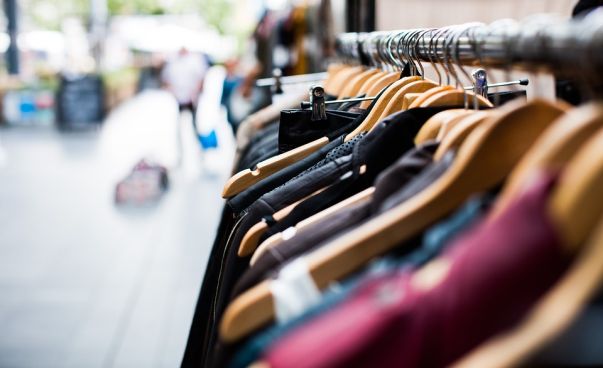 Der Ausschnitt einer Kleiderstange mit vielen auf Kleiderbügeln hängenden Kleidungsstücken ist zu sehen. Foto: Pixabay