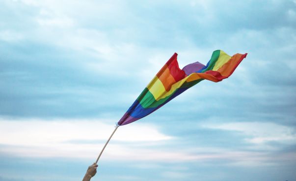 Die Regenbogenflagge wird geschwenkt. Foto: Yannis Papanastasopoulos