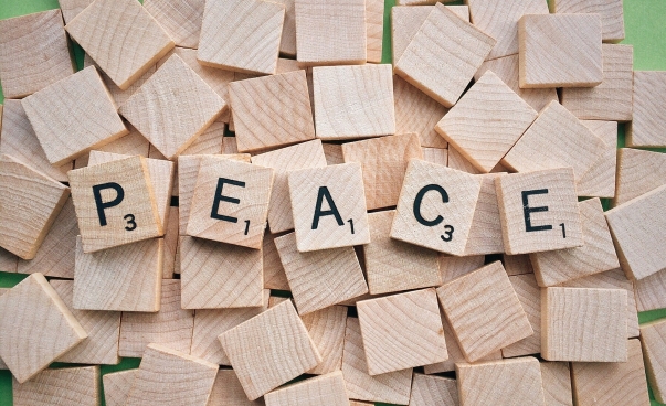 Scrabble-Buchstaben, die das Wort "Peace" bilden.