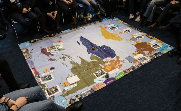 Eine Weltkarte liegt auf dem Boden.