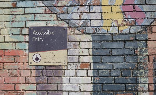 Bemalte Mauer mit dem Schild: Accessible Entry
