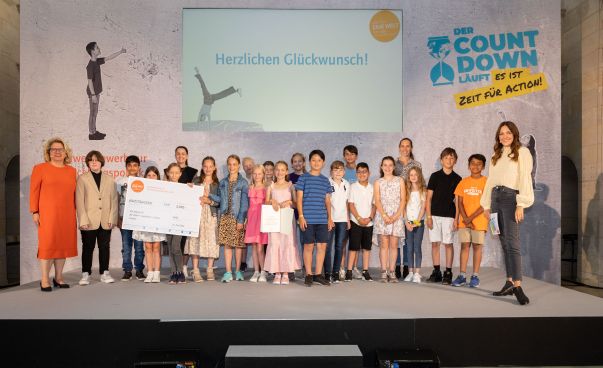 Ministerin Svenja Schulze mit Gewinnern und Gewinnerinnen des Schulwettbewerbs