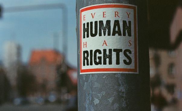 Schriftzug "Every human has rights".