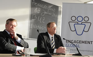 Bild der Pressekonferenz zum Start von ENGAGEMENT GLOBAL - Minister Niebel und Staatssekretär Beerfeltz lauschen den Fragen der Journalisten