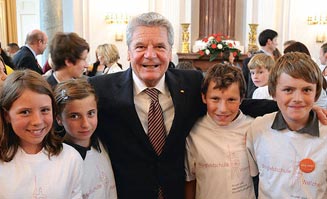 Der Bundespräsident und vier Kinder.