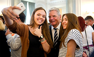 Herr Gauck und Schülerinnen machen ein Selfie.