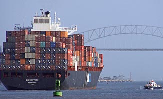 Containerschiff fährt auf der Elbe