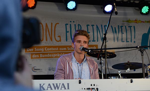 Der Gewinner Andre Fischer auf der Bühne.