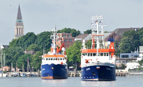 Zwei Schiffe im Wasser vor Kiel.