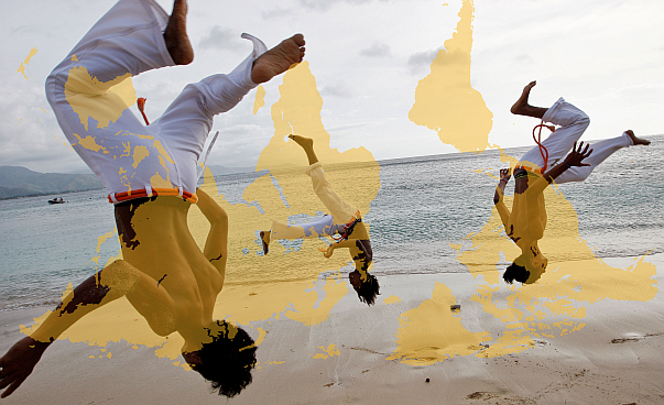 Drei Männer springen an einem Strand im Salto in die Luft. Foto: Martine Perret/UN-Photos