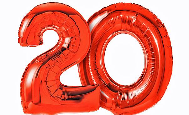 Die Zahl 20 ist aus zwei roten Luftballons geformt.