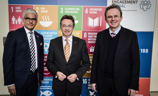 Ashok Sridharan, Bonner Oberbürgermeister, Dr. Friedrich Kitschelt, Staatssekretär im BMZ und Dr. Jens Kreuter, Geschäftsführer bei Engagement Global.