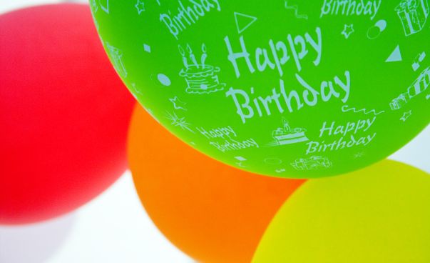 Bunte Luftballons mit dem Schriftzug Happy Birthday
