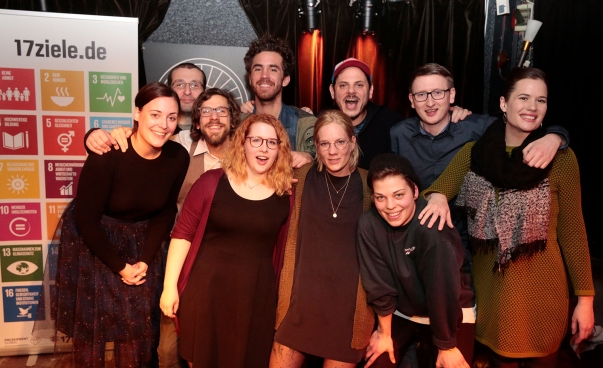 Ein Gruppenfoto der Teilnehmenden vom Poetry Slam in Koblenz. Foto: Engagement Global